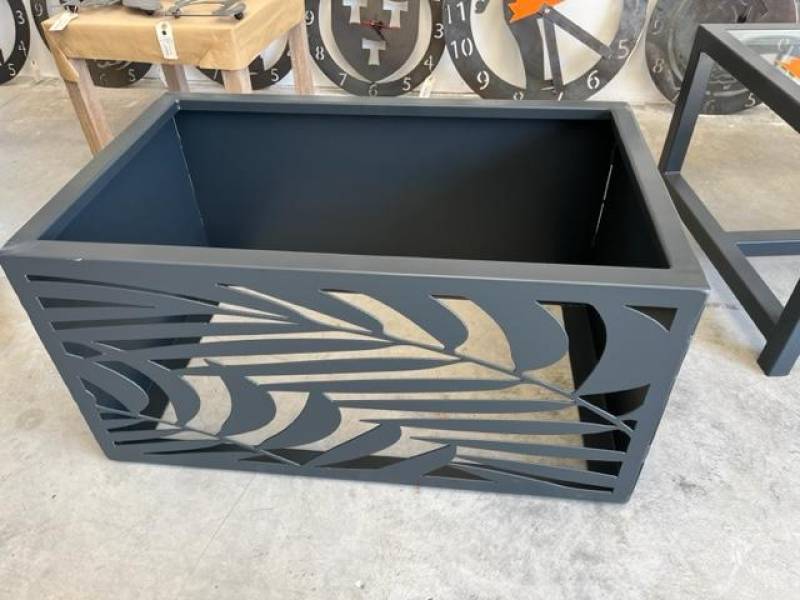 BAC A FLEURS MOTIF BARAILLE A AUBIGNAN, VAUCLUSE