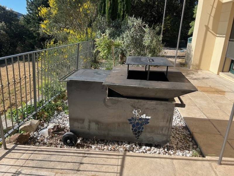 BRASERO CARRE AVEC DESSERTE A AUBIGNAN, VAUCLUSE