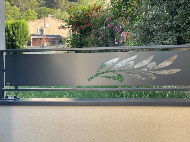 BRISE VUE PERSONNALISE A AUBIGNAN, VAUCLUSE