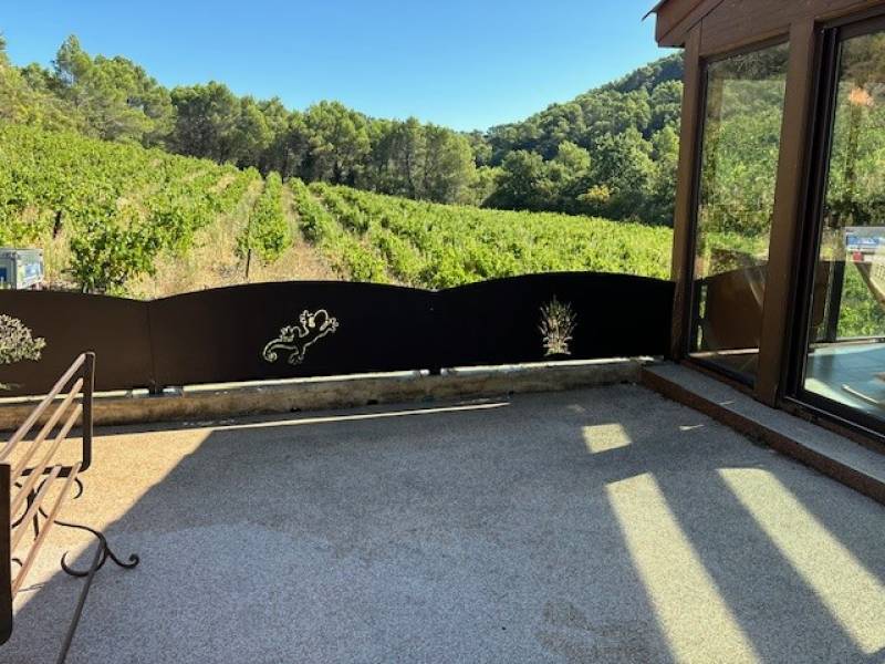 BRISE VUE PERSONNALISE A AUBIGNAN, VAUCLUSE