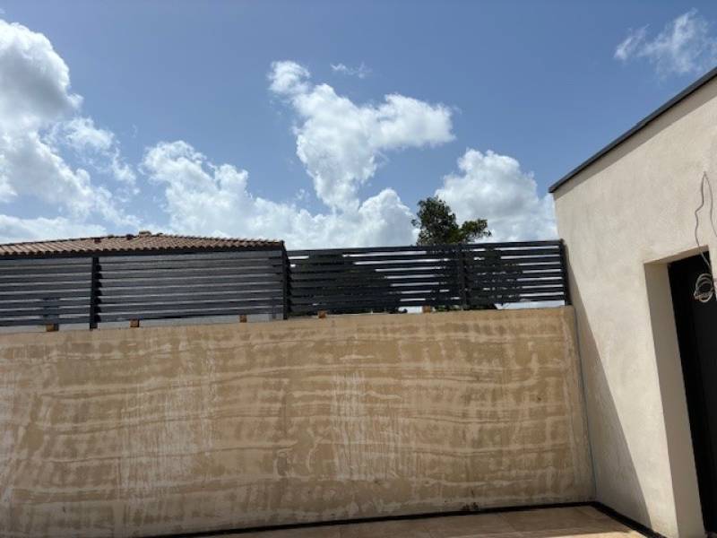 BRISE VUE PERSONNALISE A AUBIGNAN, VAUCLUSE