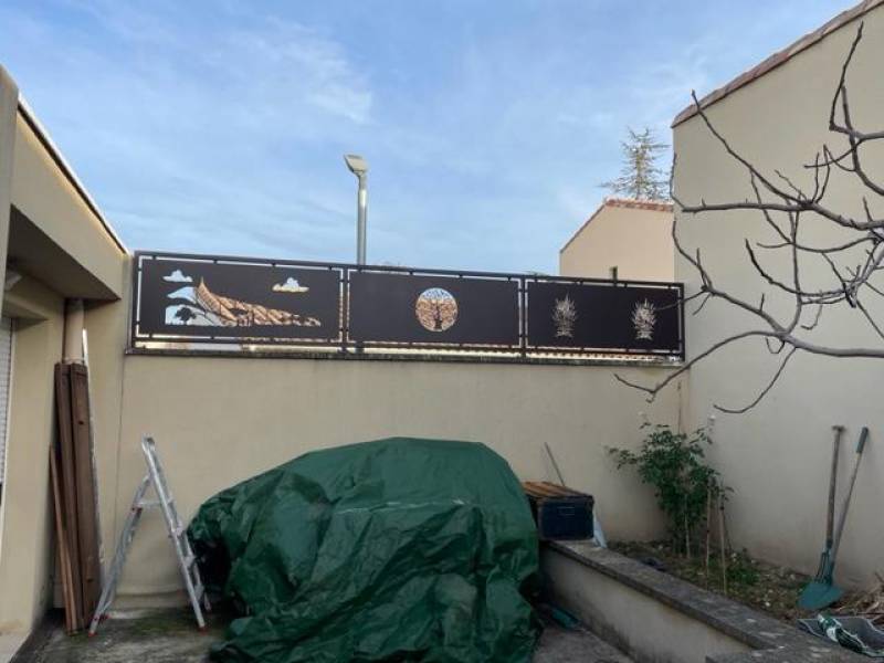 BRISE VUE PERSONNALISE A AUBIGNAN, VAUCLUSE