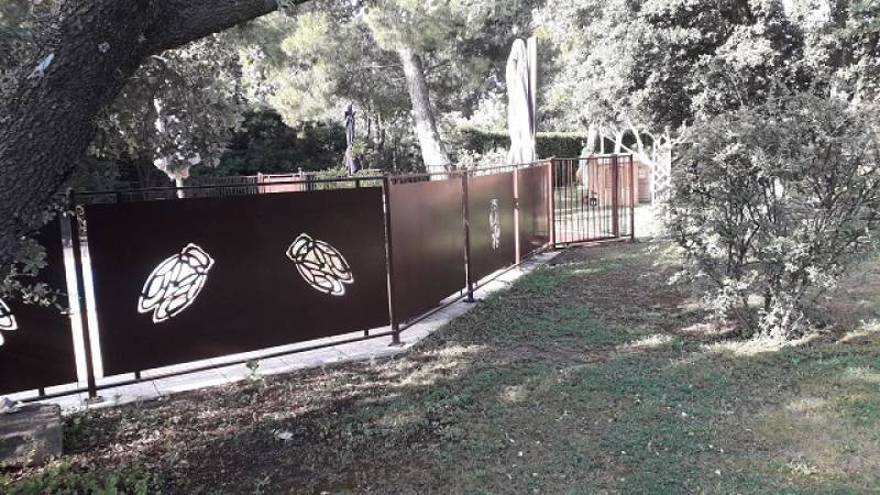 BARRIERE DE PISCINE PERSONNALISEE A AUBIGNAN, VAUCLUSE