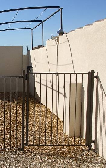 BARRIERE DE PISCINE A AUBIGNAN, VAUCLUSE