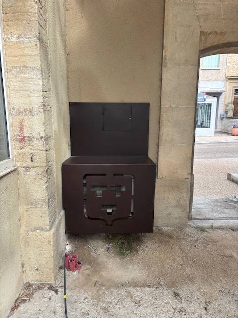 CACHE CLIMATISEUR A AUBIGNAN, VAUCLUSE