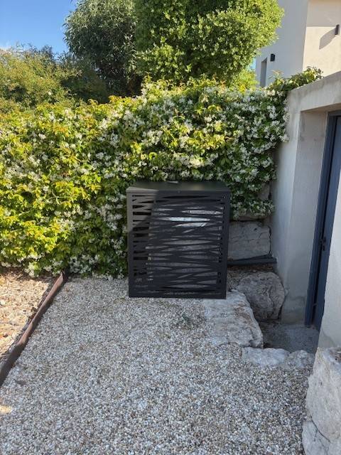 CACHE CLIMATISEUR A AUBIGNAN, VAUCLUSE