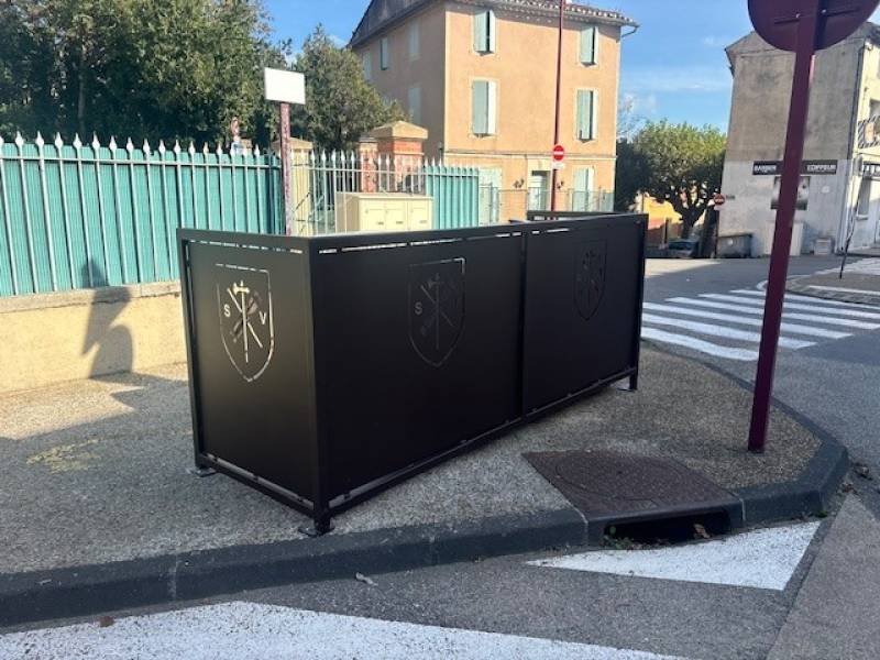 CACHE POUBELLE A AUBIGNAN, VAUCLUSE