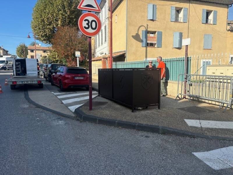 CACHE POUBELLE A AUBIGNAN, VAUCLUSE