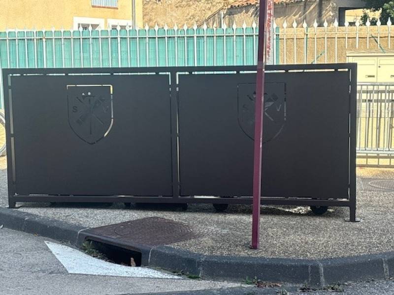 CACHE POUBELLE A AUBIGNAN, VAUCLUSE