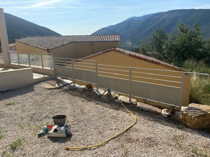 CLOTURE A AUBIGNAN, VAUCLUSE 