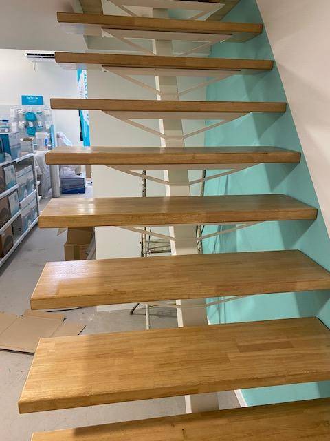 ESCALIERS EN FER ET BOIS A AUBIGNAN, VAUCLUSE