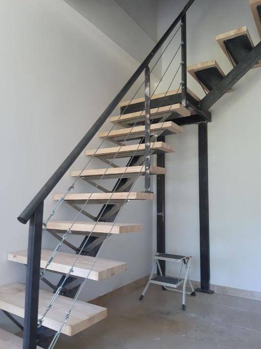 ESCALIERS EN FER ET BOIS A AUBIGNAN, VAUCLUSE