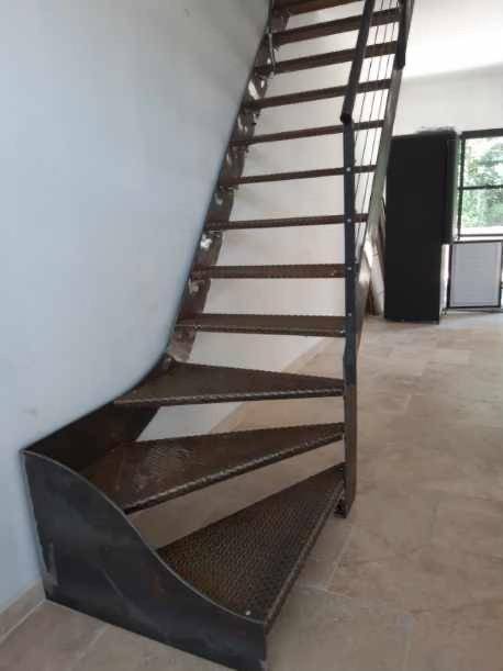 ESCALIERS EN FER INTERIEUR A AUBIGNAN, VAUCLUSE