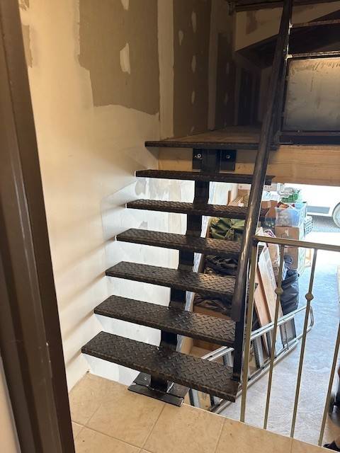 ESCALIERS EN FER INTERIEUR A AUBIGNAN, VAUCLUSE