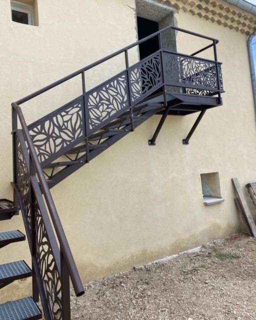 ESCALIERS EXTERIEURS EN FER ET SES GARDES CORPS A AUBIGNAN, VAUCLUSE