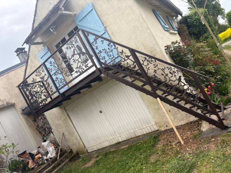 ESCALIERS EXTERIEURS EN FER ET SES GARDES CORPS A AUBIGNAN, VAUCLUSE