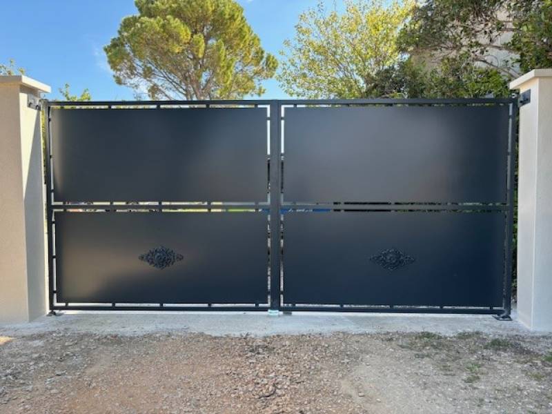 PORTAIL DEUX VANTAUX A AUBIGNAN, VAUCLUSE