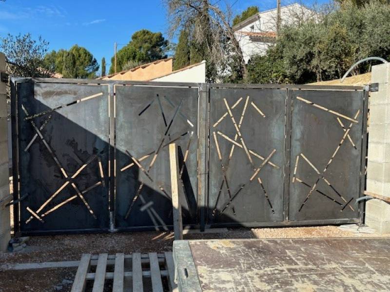 PORTAIL COULISSANT A AUBIGNAN, VAUCLUSE