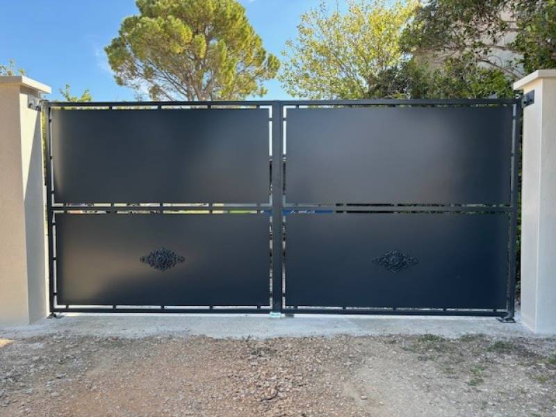 PORTAIL DEUX VANTAUX A AUBIGNAN, VAUCLUSE