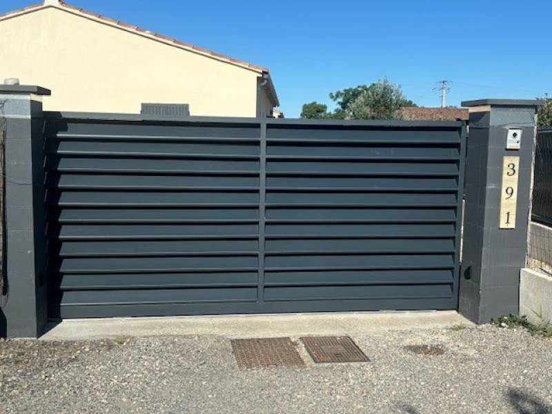 PORTAIL COULISSANT A AUBIGNAN, VAUCLUSE