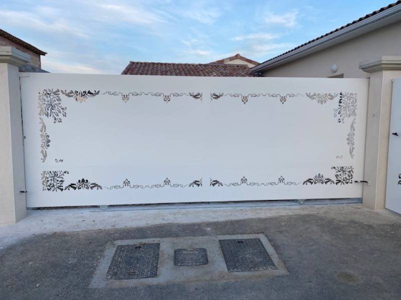 PORTAIL COULISSANT A AUBIGNAN, VAUCLUSE