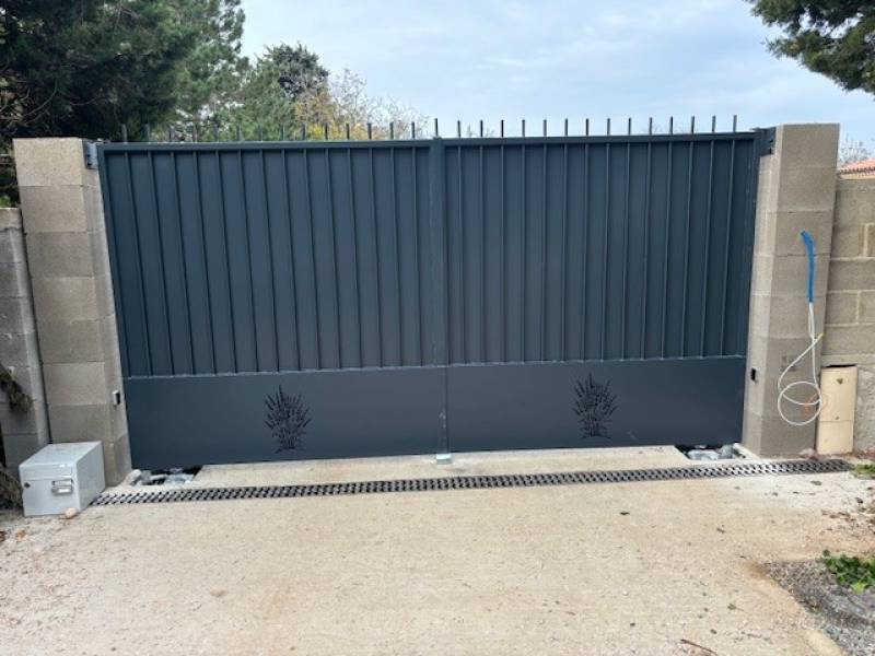 PORTAIL COULISSANT A AUBIGNAN, VAUCLUSE