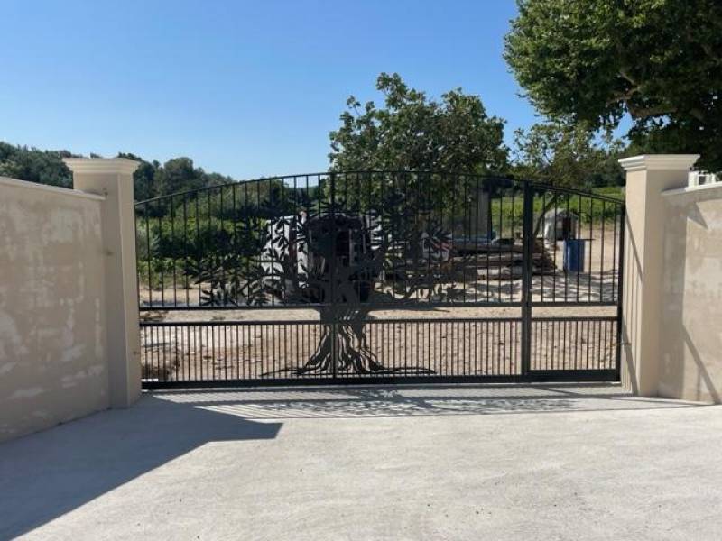 PORTAIL BARREAUDE A AUBIGNAN, VAUCLUSE