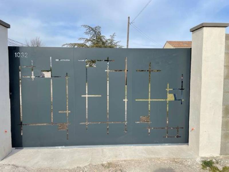 PORTAIL COULISSANT A AUBIGNAN, VAUCLUSE