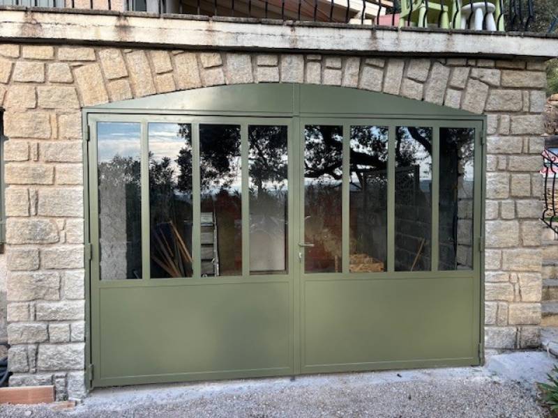 PORTE VITREE EXTERIEURE A AUBIGNAN, VAUCLUSE