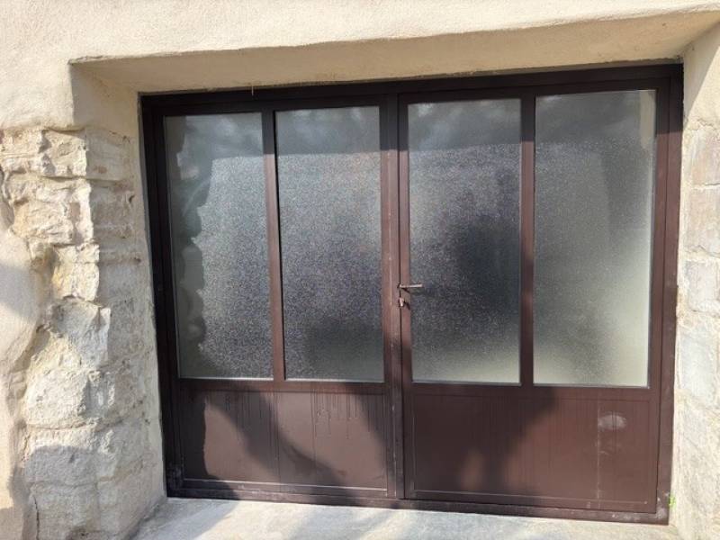 PORTE VITREE EXTERIEURE A AUBIGNAN, VAUCLUSE