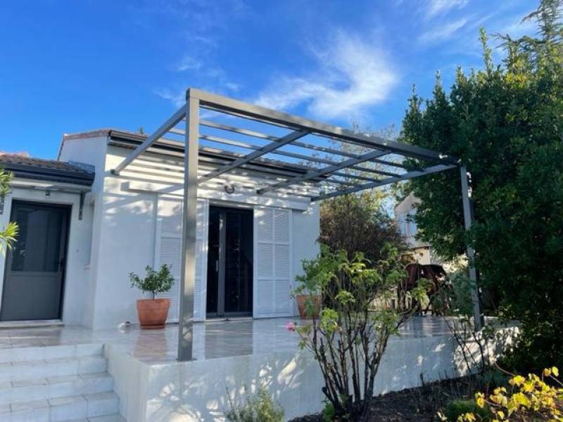 TONNELLE MODERNE A AUBIGNAN, VAUCLUSE