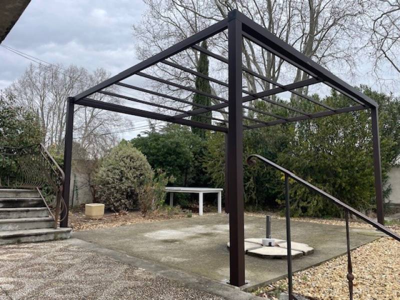 TONNELLE MODERNE A AUBIGNAN, VAUCLUSE 