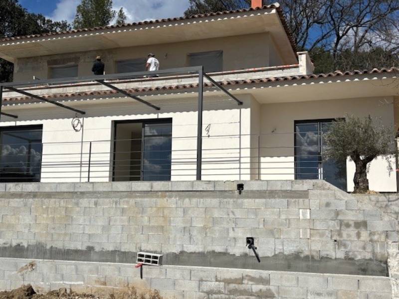 TONNELLE MODERNE AVEC SES GARDE CORPS A AUBIGNAN, VAUCLUSE