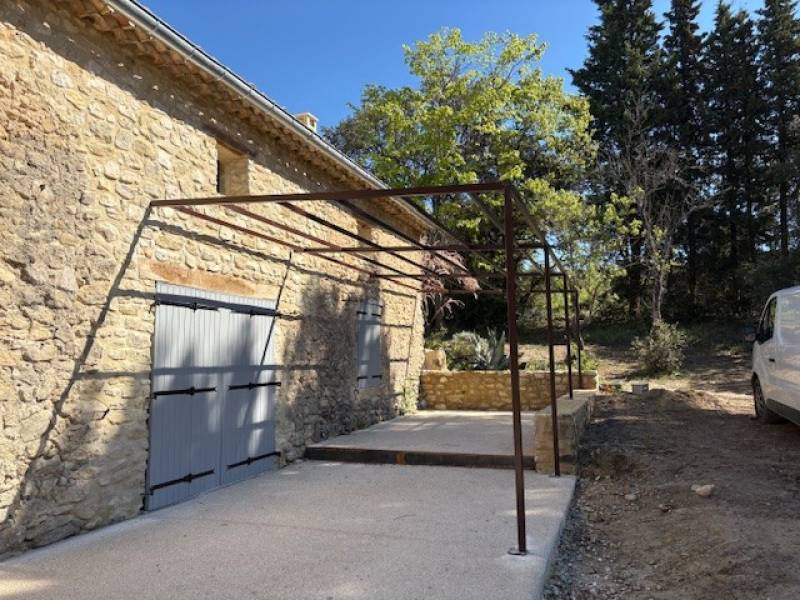 TONNELLE MODERNE A AUBIGNAN, VAUCLUSE