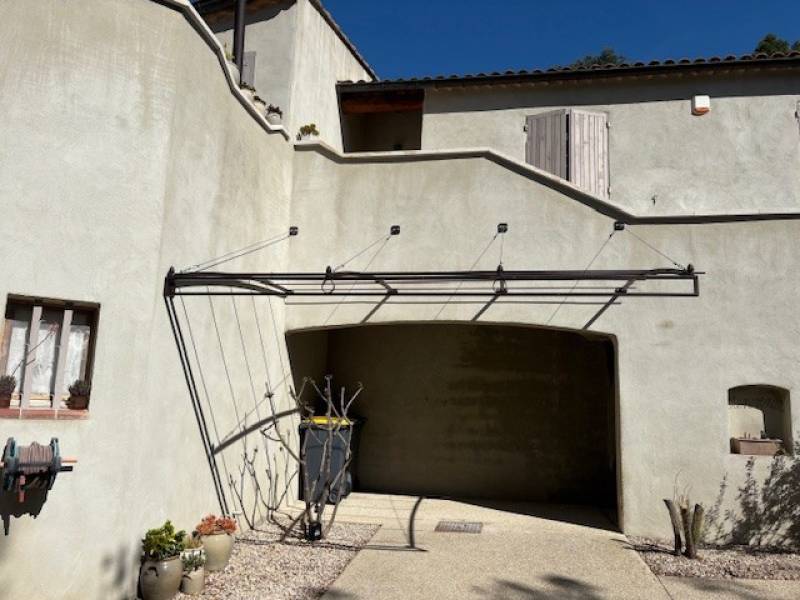 TONNELLE PROVENCALE SUSPENDUE A AUBIGNAN, VAUCLUSE