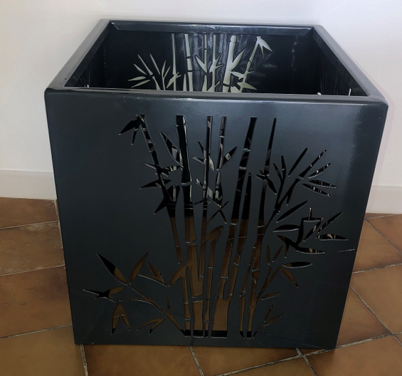 BAC A FLEURS MOTIF BAMBOU A AUBIGNAN, VAUCLUSE